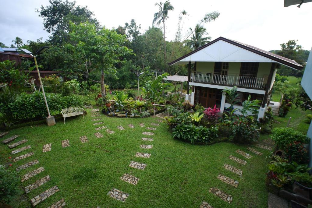 ein Garten mit Trittsteinen vor einem Haus in der Unterkunft CASA RELOJ in Alfonso