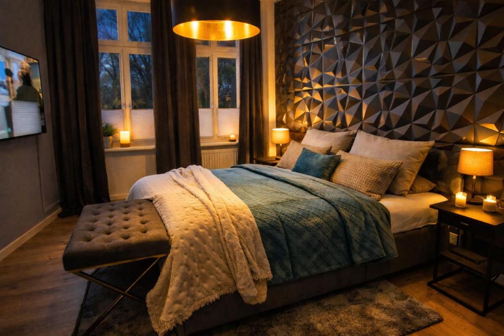 a bedroom with a bed and two windows with lights at WOHNEN AM SCHLOSSPARK - Bad Salzuflen - nahe Messe, schnelles WLAN, freie Parkplätze, Frühstück verfügbar in Bad Salzuflen