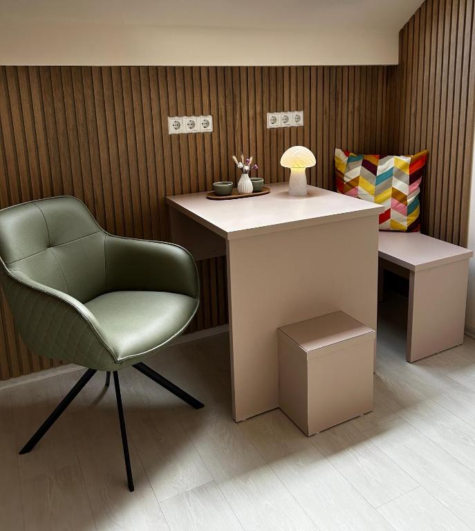 a office with a green chair and a desk at Gästezimmer am Lippesee - Apartements mit Küche - Perfekt für Langzeitaufenthalt in Paderborn