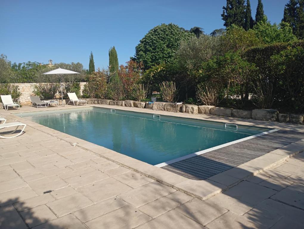 a swimming pool in a yard at Résidence de vacances avec piscine in Aiguèze