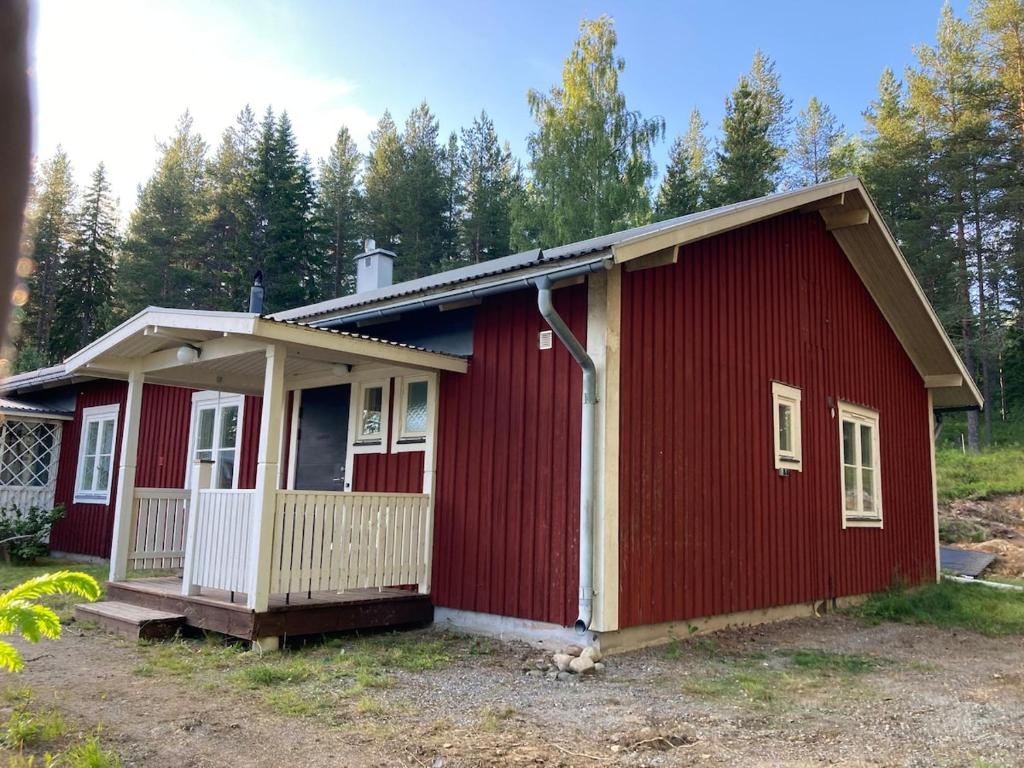 a red house with a gambrel roof at Hus i Los in Los