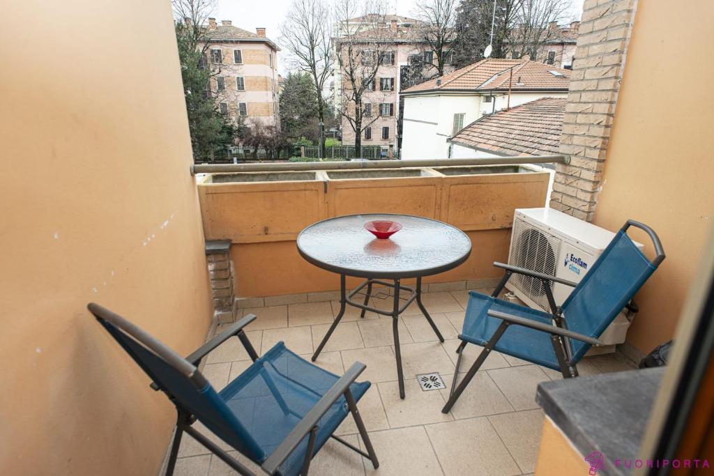 a small patio with a table and chairs on a balcony at Casa da Luna in Parma