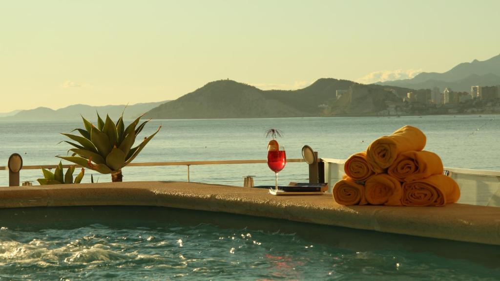 una piscina con una copa de vino junto al agua en Hotel Nadal, en Benidorm