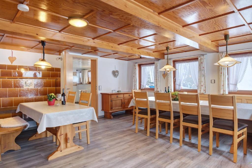 a dining room with a table and chairs at Ferienwohnung Haus Eckhof in Wieden