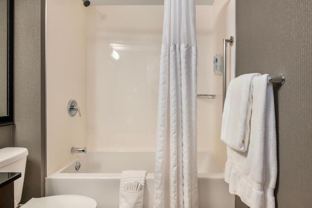 Travel Proud Sustainability certification Comfort Inn Montreal - Laval - Highway 15 - 大号床间 - 带两张大号床 - 楼上