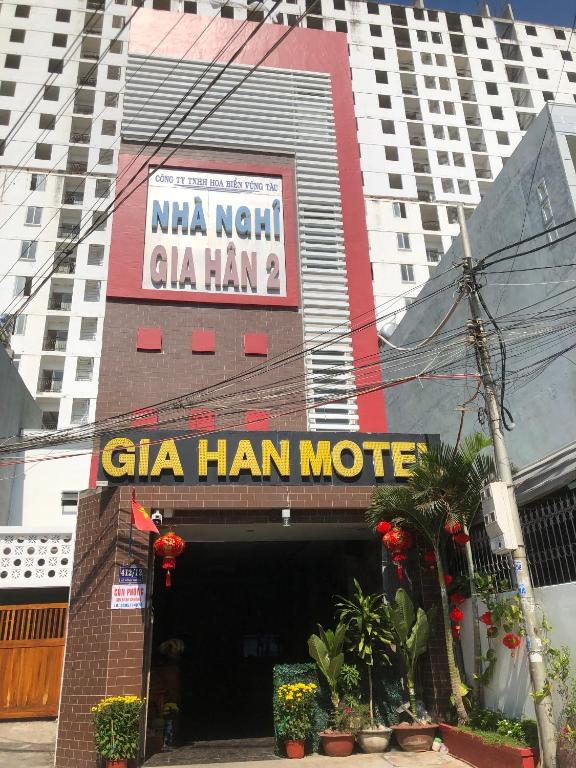 a building with a sign that reads ga han motel at Gia Han Guesthouse in Vung Tau