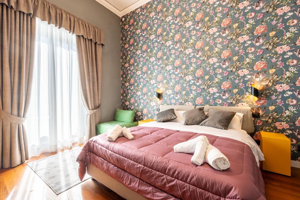 a bedroom with a large bed with a floral wallpaper at ZapataRelais in Naples