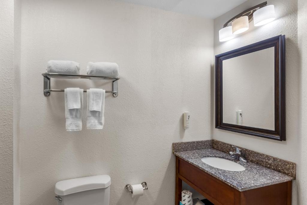 Country Inn & Suites by Radisson, Beckley, WV - Habitación Con Cama Extragrande - No Fumadores