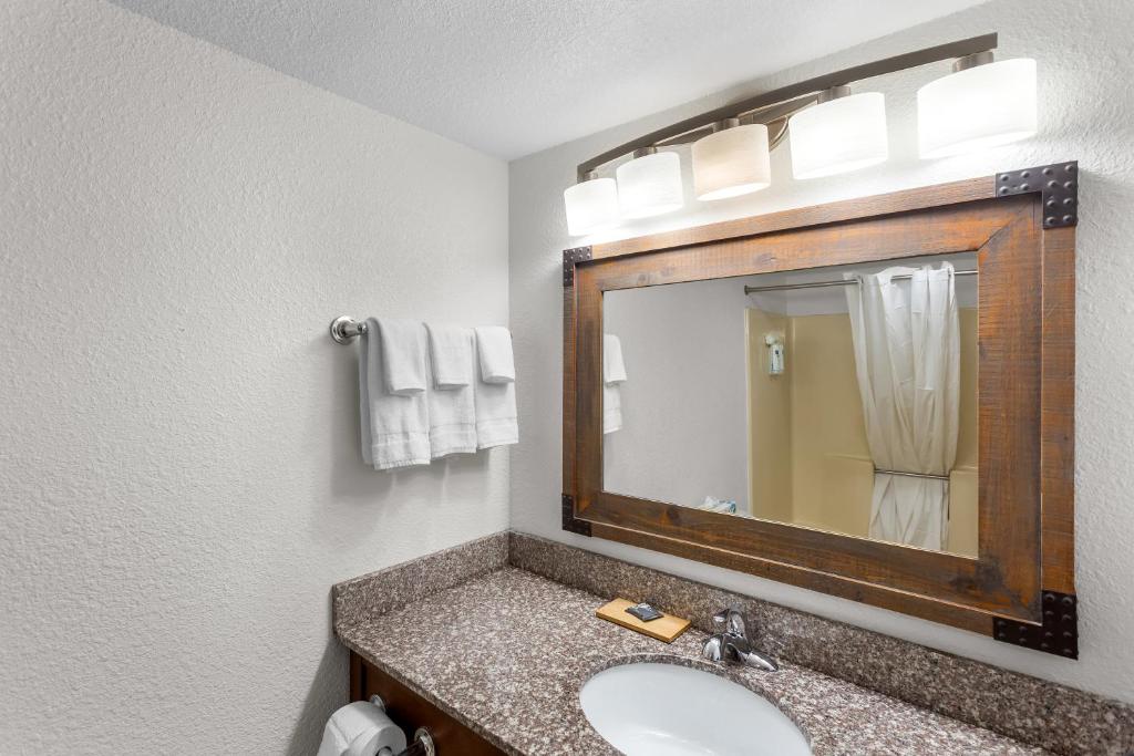 Country Inn & Suites by Radisson, Beckley, WV - Queen Room With Two Queen Beds - Pet Friendly
