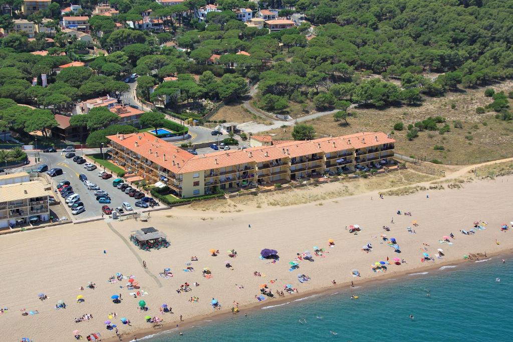 an overhead view of a beach with people and umbrellas at Apartaments Les Dunes in Pals