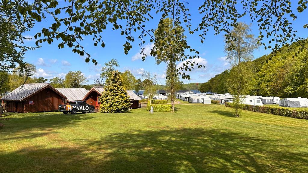 a large yard with a barn and a house at noordwind camping galsklint in Middelfart