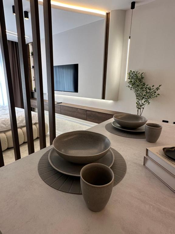 a room with three bowls on a table at Mediteran Line Apartman 2 in Sombor