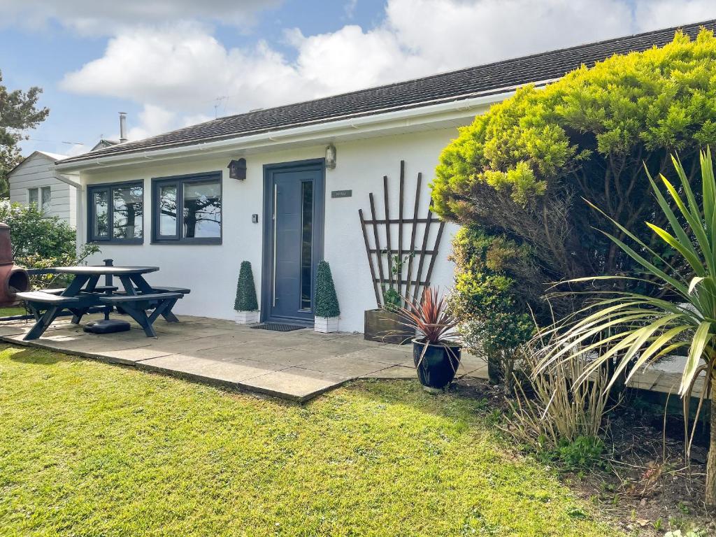 a house with a picnic table in the yard at Fistral in Saint Merryn