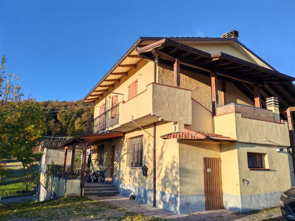 an old house with a porch and a balcony at B&B 3B Cavriana in San Valentino