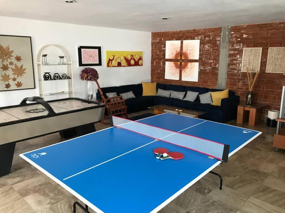 a living room with a ping pong table at La casa flores in Atlixco