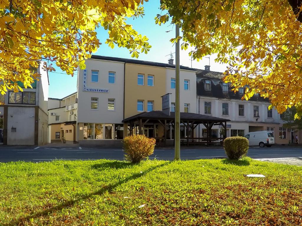 um edifício ao lado de uma rua em Hotel Zvonimir em Otočac