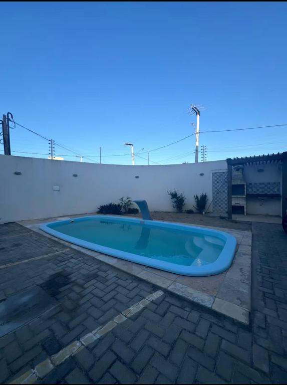 a large blue tub sitting next to a white wall at Diamond Summer in Caucaia