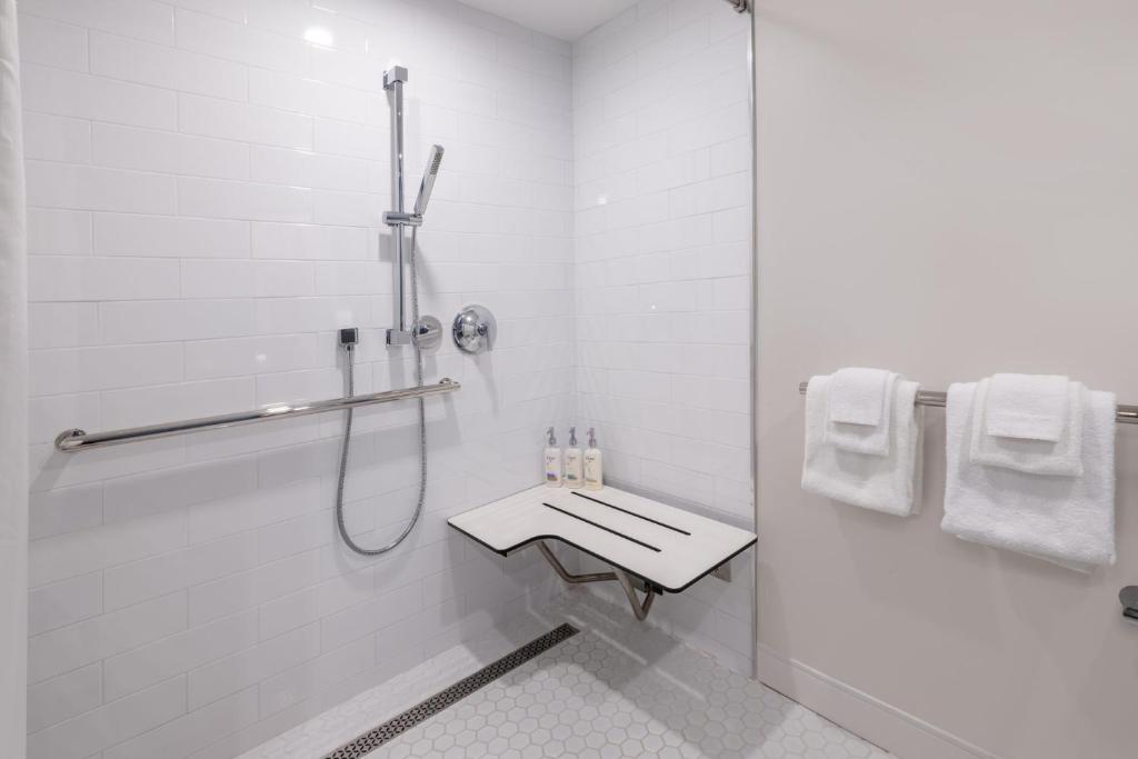 Holiday Inn Bar Harbor Regency Hotel, an IHG Hotel - 