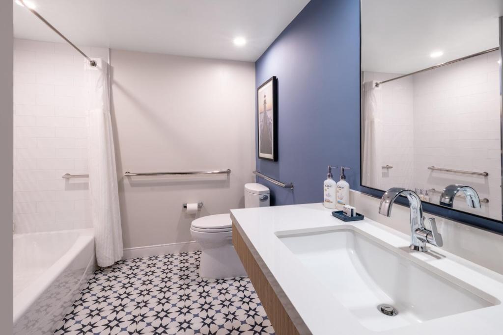 Holiday Inn Bar Harbor Regency Hotel, an IHG Hotel - 