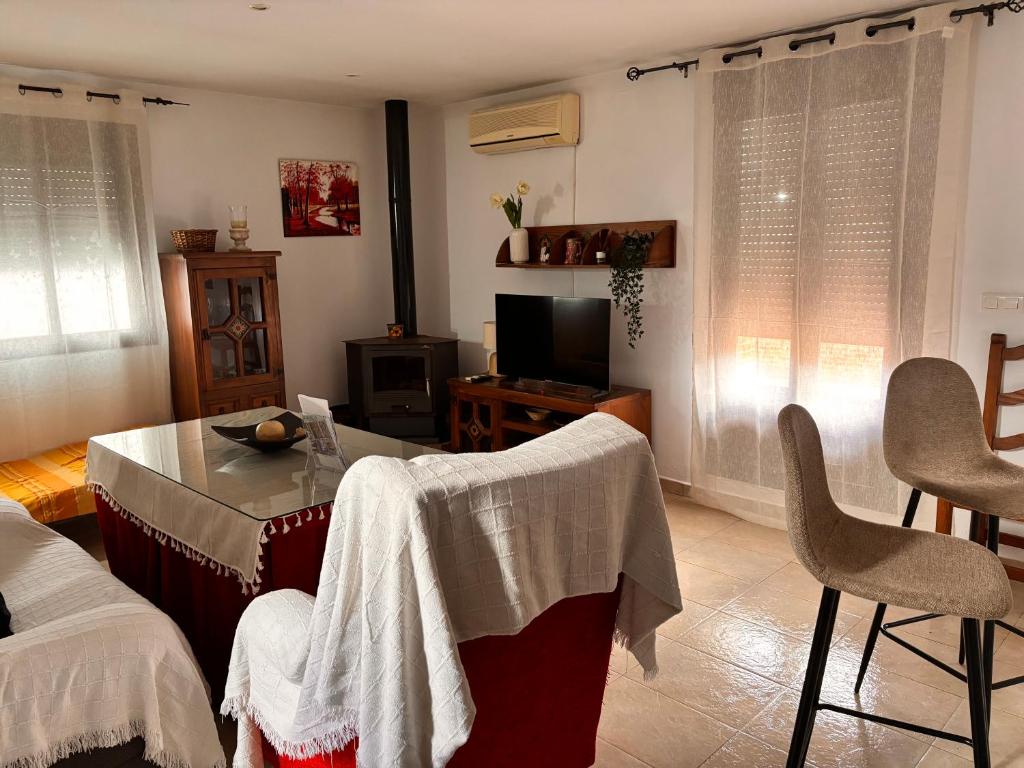 a living room with a couch and a table at Apartamento La alberca 1 in Aracena