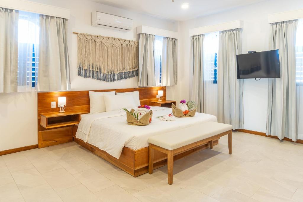 a hotel room with a bed and a tv at Residencias Samara in Sámara