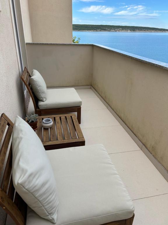 a balcony with a bench and a table and a view of the water at Zara 2 in Kruševo