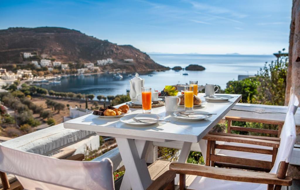 - une table avec de la nourriture et une vue sur l'océan dans l'établissement Theologos Houses, à Grikos