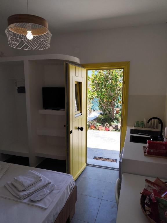 a kitchen with a door leading to a yard at Ventalia in Kimolos