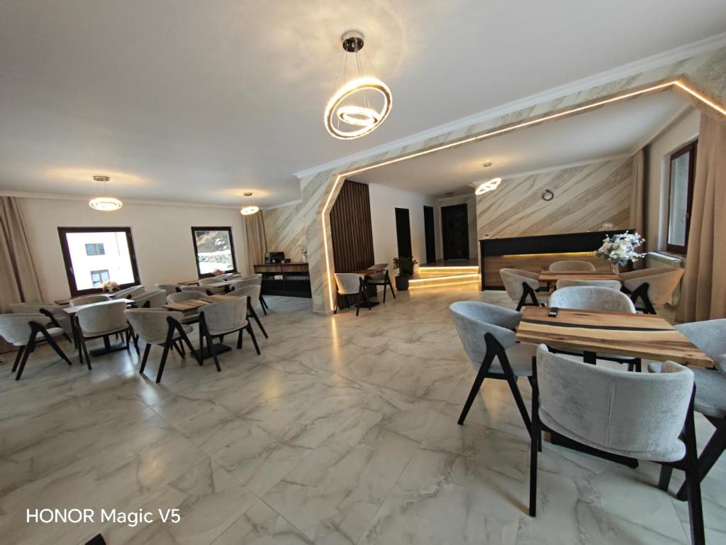 a restaurant with tables and chairs in a room at MOFT Borsa in Statjunea Borsa