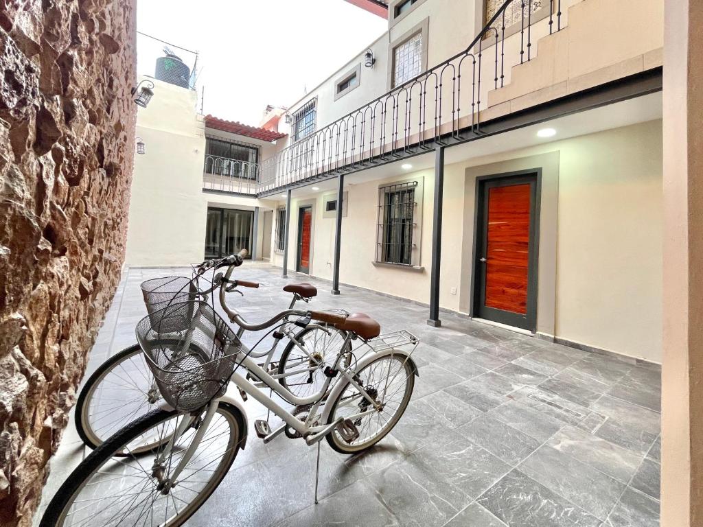 a bike parked on the side of a building at Barrio Antiguo Diaz Mirón in Cedro