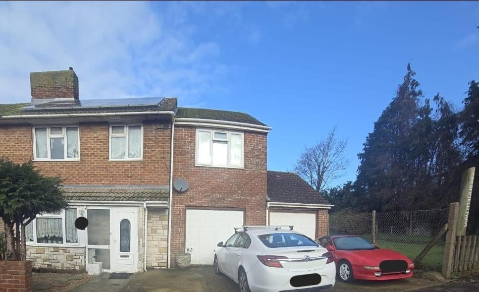 two cars parked in front of a brick house at Bula Bista 3 double rooms in Southampton