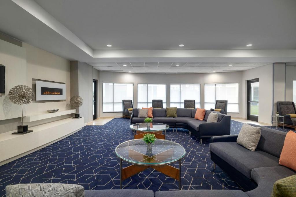 a living room with couches and a coffee table at Courtyard Fargo Moorhead, MN in Moorhead