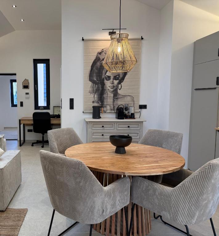 a dining room with a wooden table and chairs at 3Liebenauer Boutique Apartments in Worms