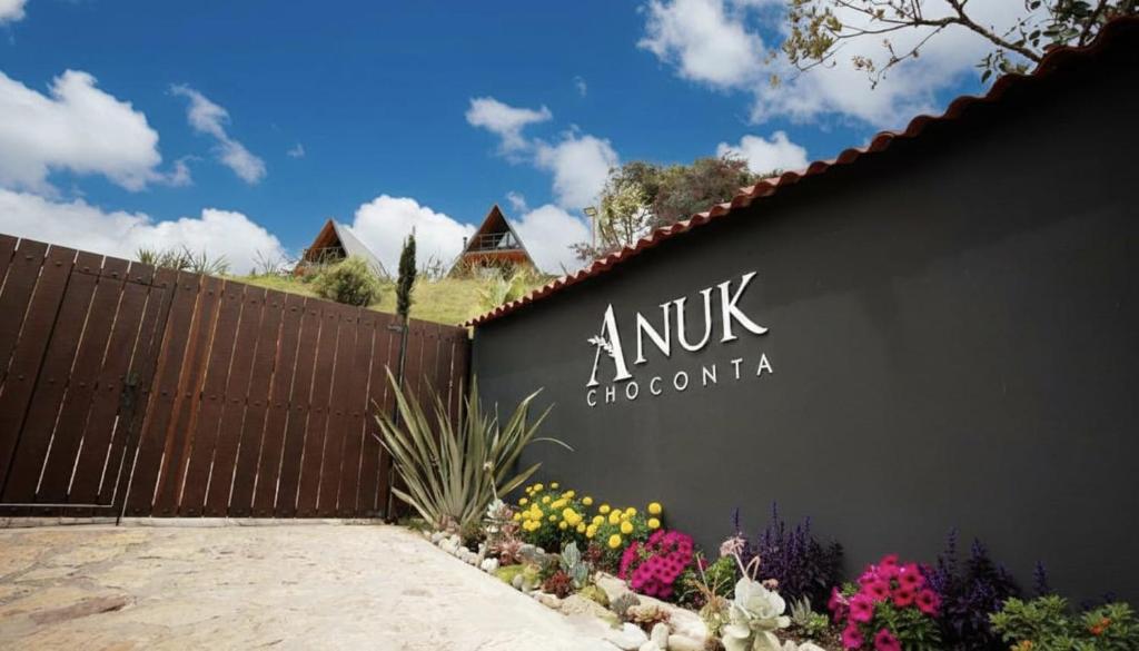 a black fence with a sign that reads amu chocota at ANUK CHOCONTA in Chocontá