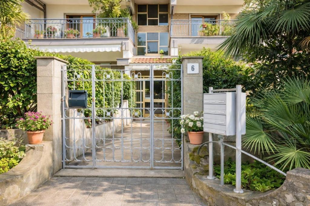 a gate to a building with plants and flowers at Sorrento Life 1 in Sant'Agnello