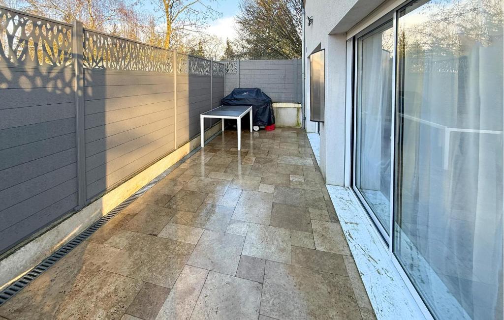 a balcony with a table and a fence at Studio Tout Confort in Fondettes