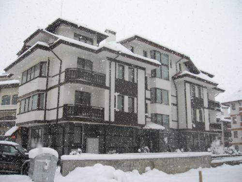 un edificio cubierto de nieve enfrente en Sveti Stefan Guest House, en Bansko