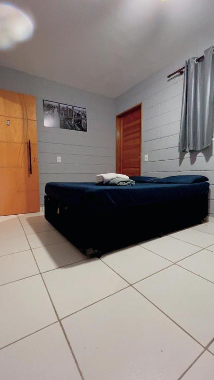 a bedroom with a large bed in a room at Quarto Familiar Próximo ao Aeroporto de Guarulhos in Guarulhos