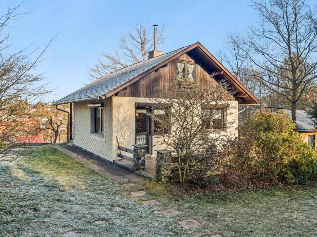 a small white house with a roof at Das Haus am Wald in Waltershausen