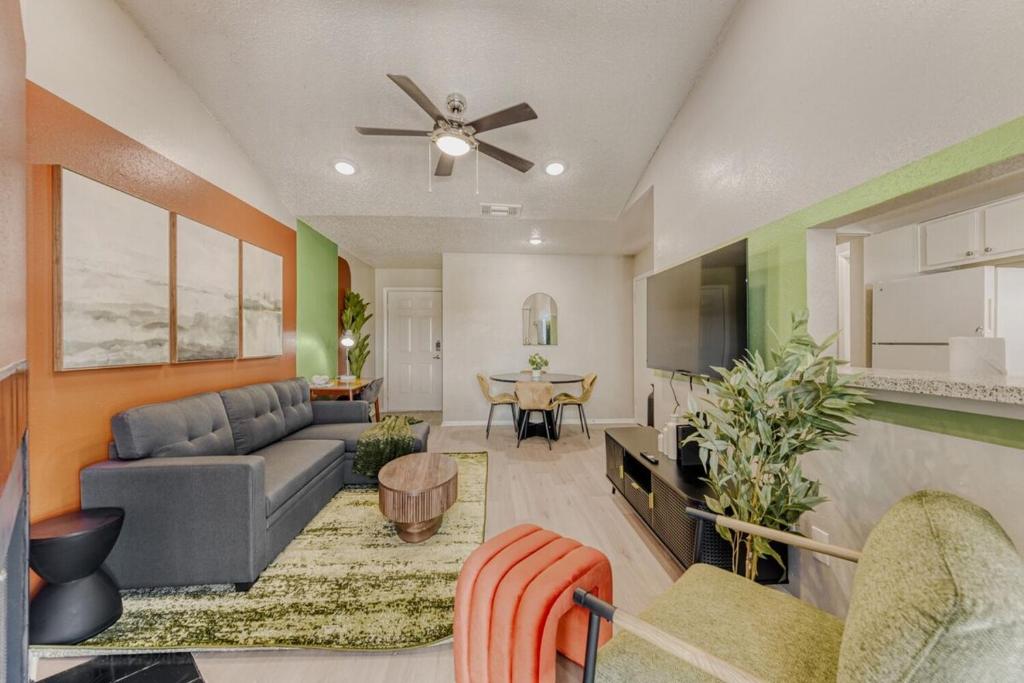 Serene King Suite Getaway - Sleeps 4 - Pool, Pkg, Austin (updated ...