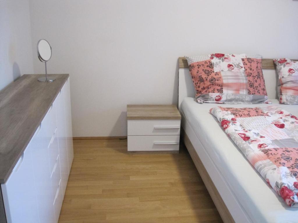 A bed or beds in a room at Apartment with parking on premise