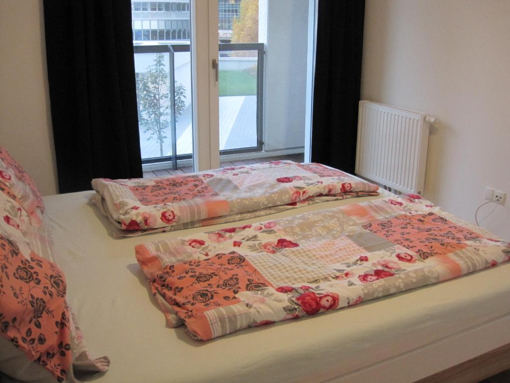 A bed or beds in a room at Apartment with parking on premise