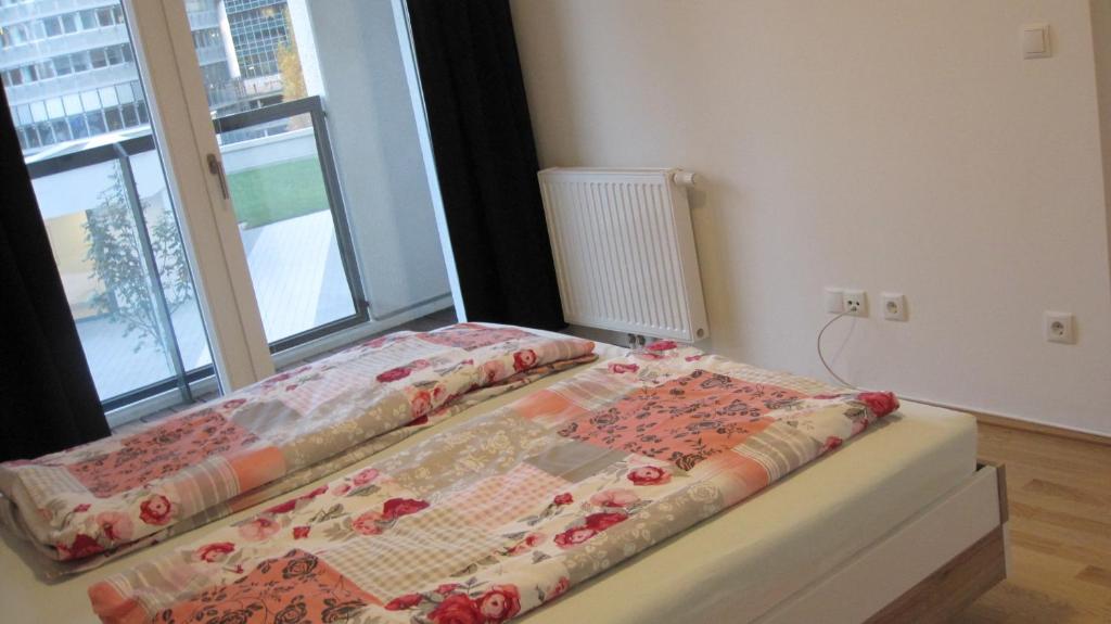 A bed or beds in a room at Apartment with parking on premise