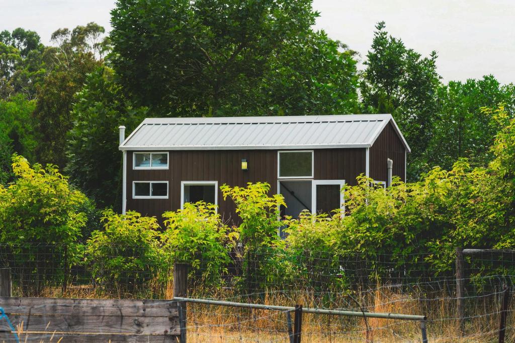 ein Haus mitten auf einem Feld in der Unterkunft The Perch by Tiny Away in Korweinguboora