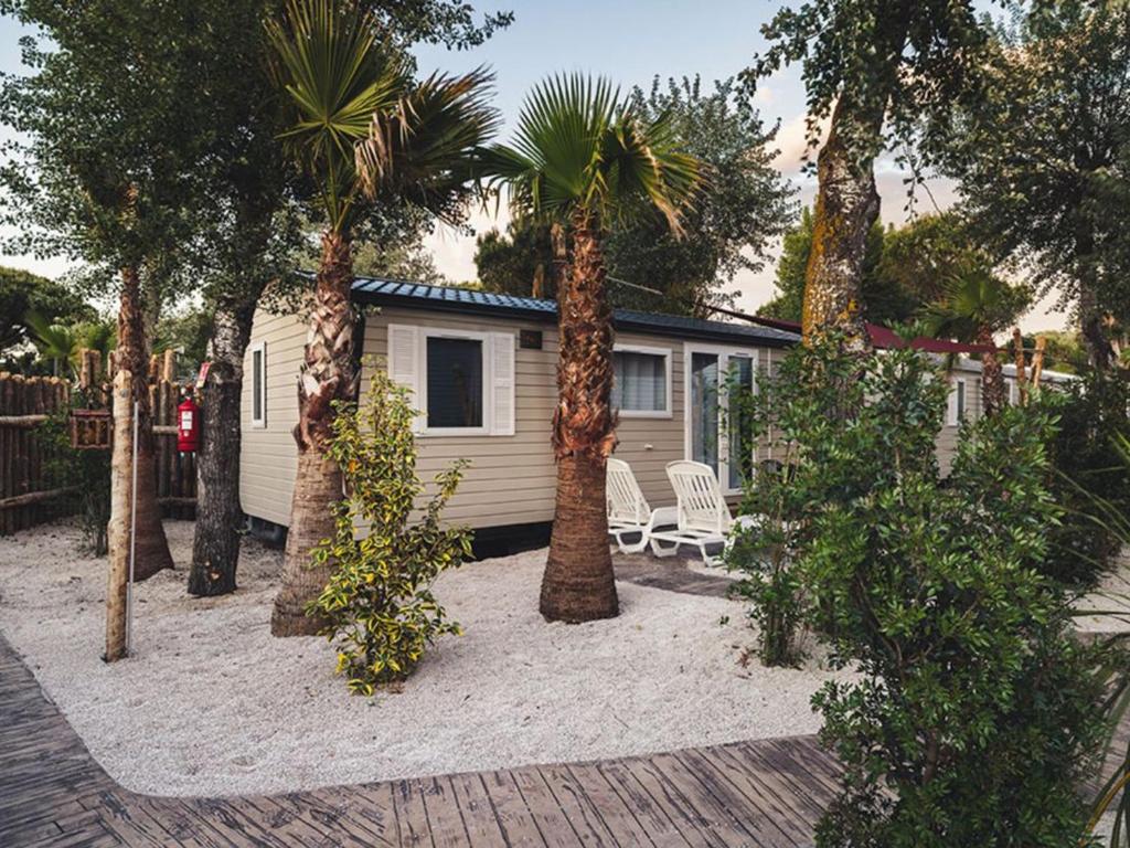 Mobil home confortable avec terrasse pour 6 personnes - API-1-52-827