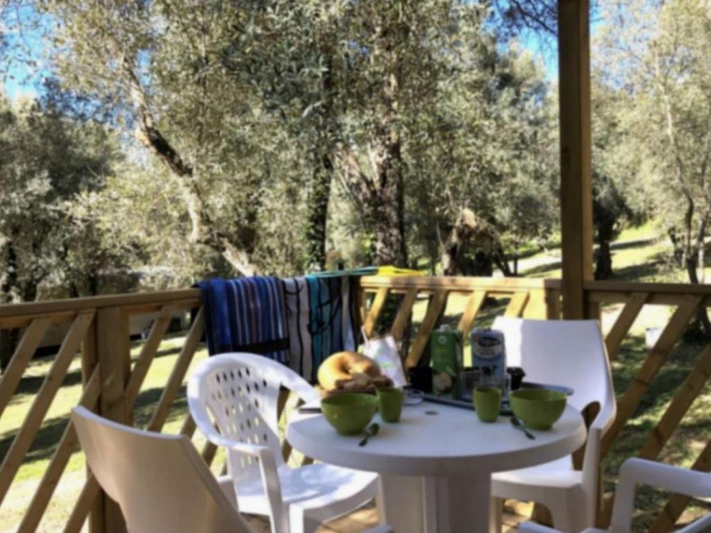 Mobil-home confortable avec terrasse pour 4 personnes à Vico - API-1-52-838