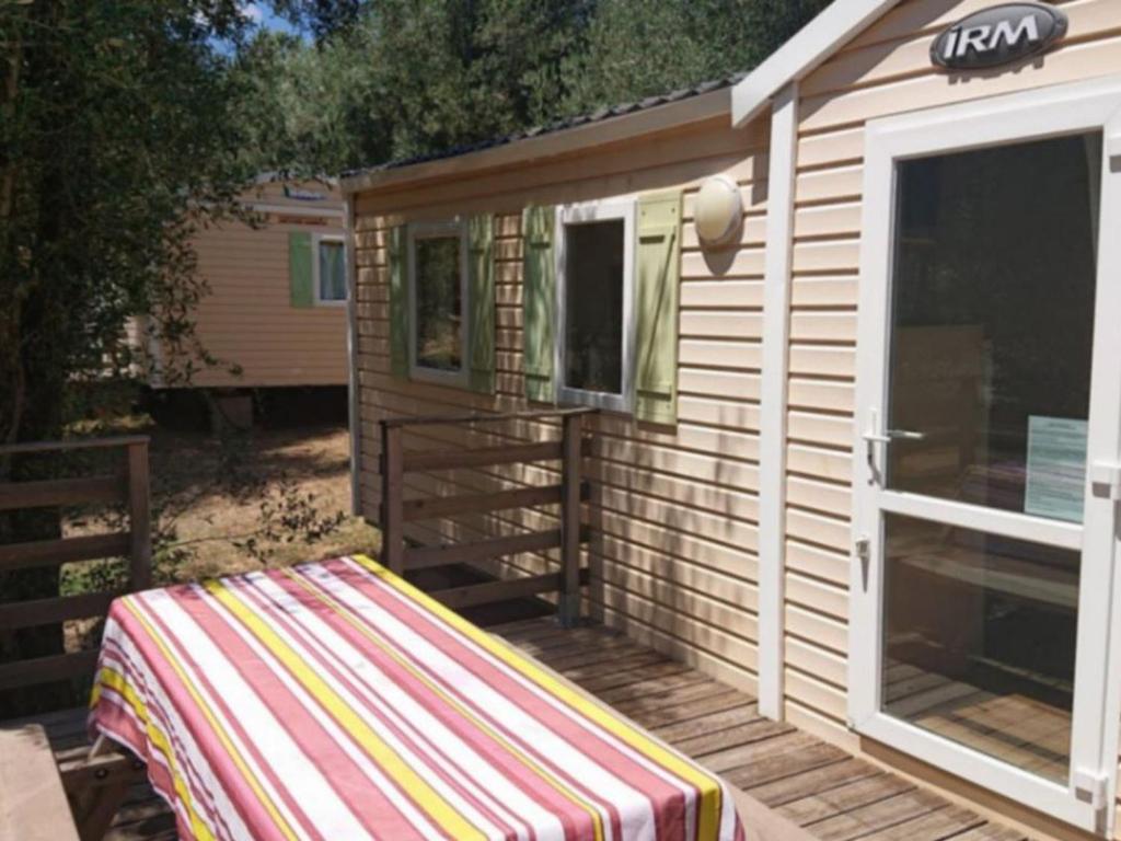 Mobil home 6 personnes avec terrasse à Vico - API-1-52-841