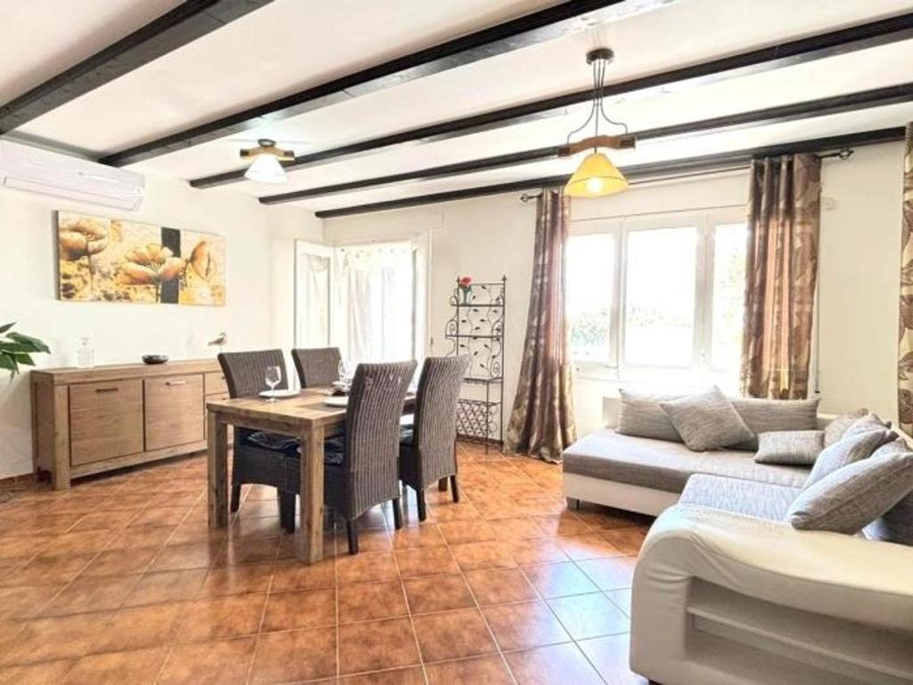 Maison Individuelle avec Jardin Privé et Terrasse à 300m de la Plage de Canyelles Petites, Roses