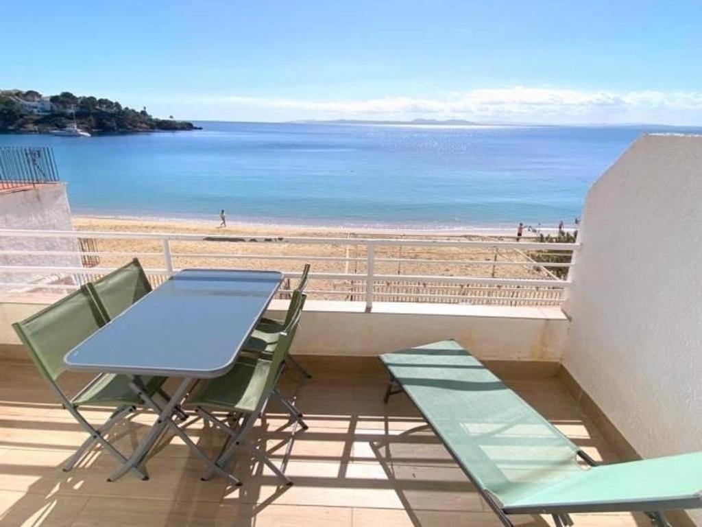 Bel appartement rénové en bord de plage avec parking privé à Roses
