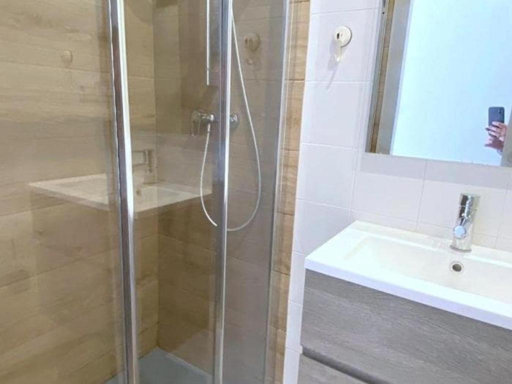 Hermoso apartamento renovado frente a la playa con parking privado en Roses - HISP-312-2 3